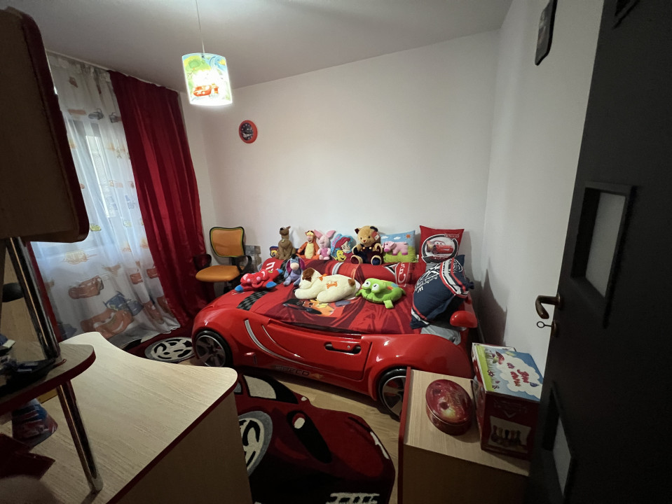 Ap 4 cam transformat in 3 cam(sufrageria mare)conf 1Adec, DE LUX, et 1/4, M Rosu