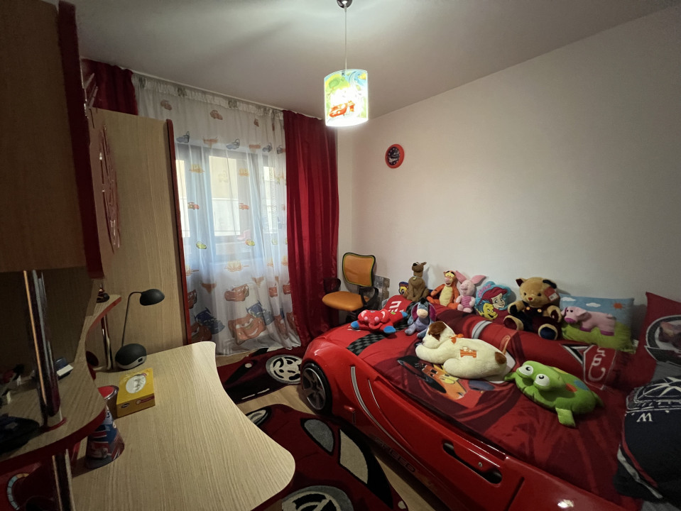 Ap 4 cam transformat in 3 cam(sufrageria mare)conf 1Adec, DE LUX, et 1/4, M Rosu