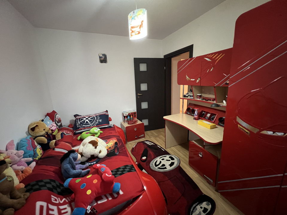 Ap 4 cam transformat in 3 cam(sufrageria mare)conf 1Adec, DE LUX, et 1/4, M Rosu