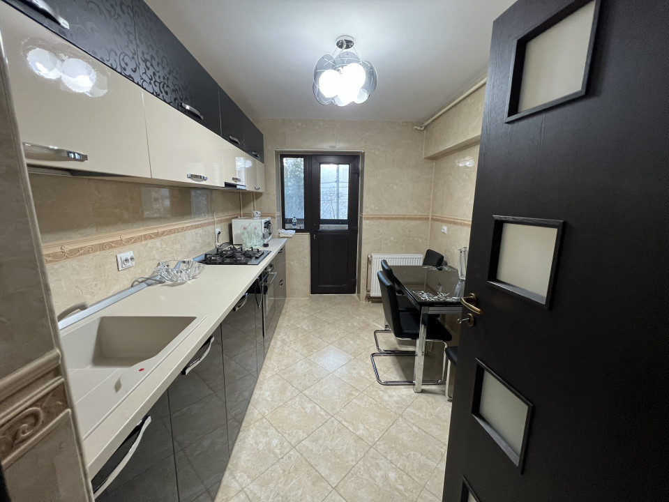 Ap 4 cam transformat in 3 cam(sufrageria mare)conf 1Adec, DE LUX, et 1/4, M Rosu