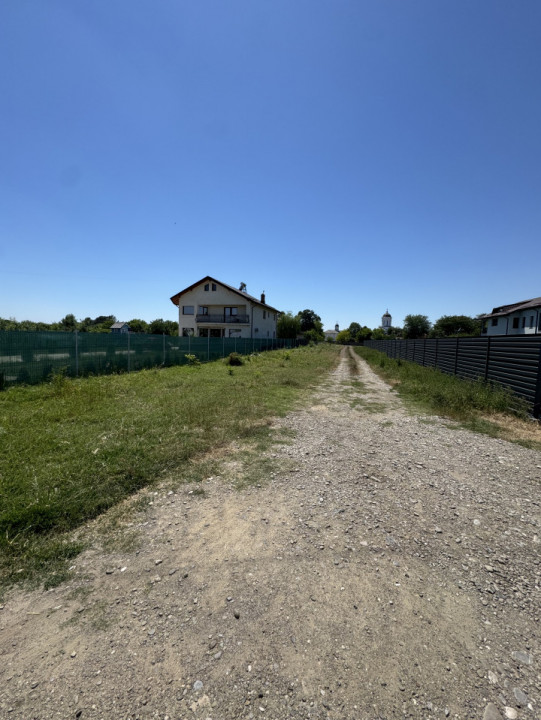 Teren intravilan – 1.882 mp, cu deschidere la 2 străzi, Ghighiu, com. Bărcănești