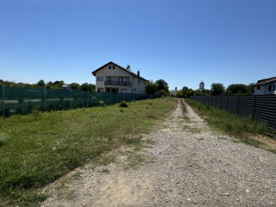 Teren intravilan – 1.882 mp, cu deschidere la 2 străzi, Ghighiu, com. Bărcănești