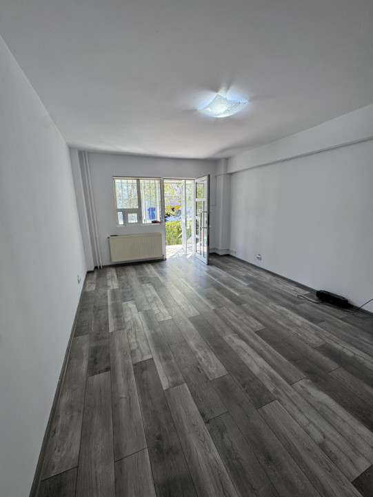 Spatiu commercial la parter cu intrare din strada, Zona Malu Rosu- Stradal