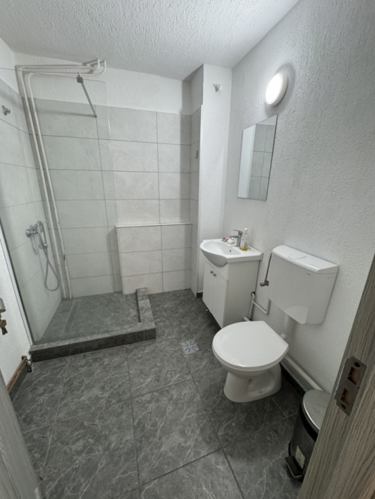 Spatiu commercial la parter cu intrare din strada, Zona Malu Rosu- Stradal