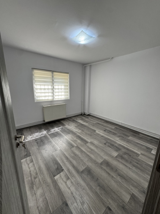 Spatiu commercial la parter cu intrare din strada, Zona Malu Rosu- Stradal