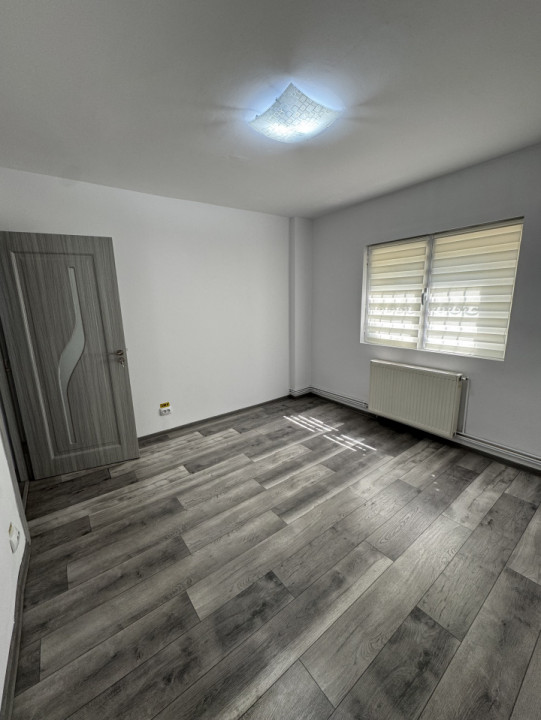 Spatiu commercial la parter cu intrare din strada, Zona Malu Rosu- Stradal