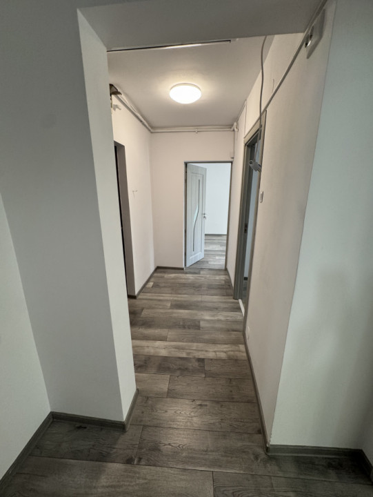 Spatiu commercial la parter cu intrare din strada, Zona Malu Rosu- Stradal