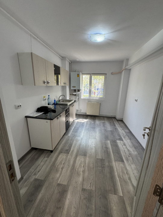 Spatiu commercial la parter cu intrare din strada, Zona Malu Rosu- Stradal