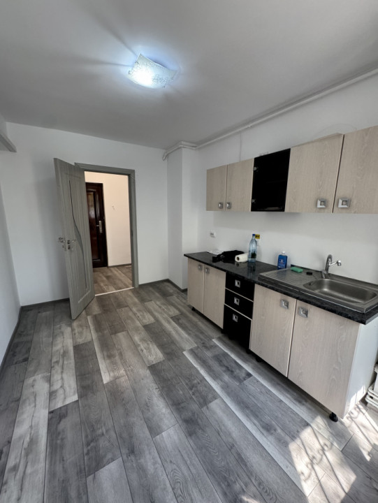 Spatiu commercial la parter cu intrare din strada, Zona Malu Rosu- Stradal