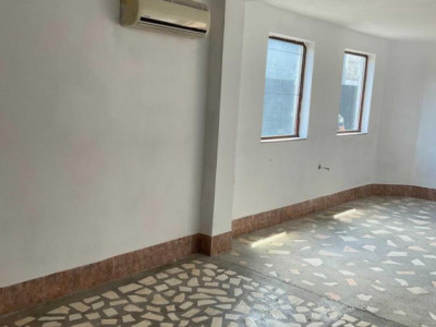Spatiu potrivit activitati diverse cu intrare stradala
