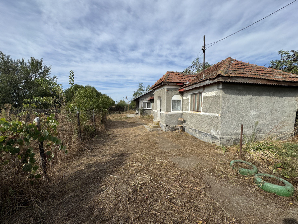Casa din caramida cu teren 4185 mp in Comuna Manesti