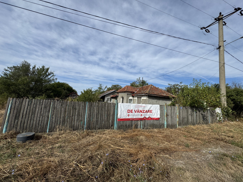 Casa din caramida cu teren 4185 mp in Comuna Manesti