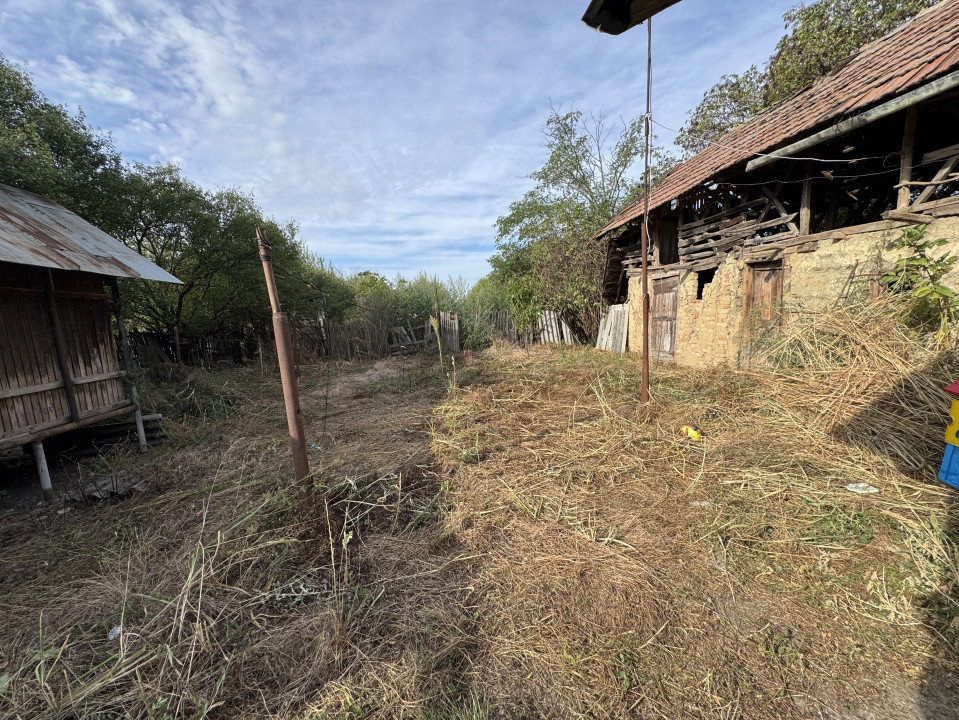 Casa din caramida cu teren 4185 mp in Comuna Manesti