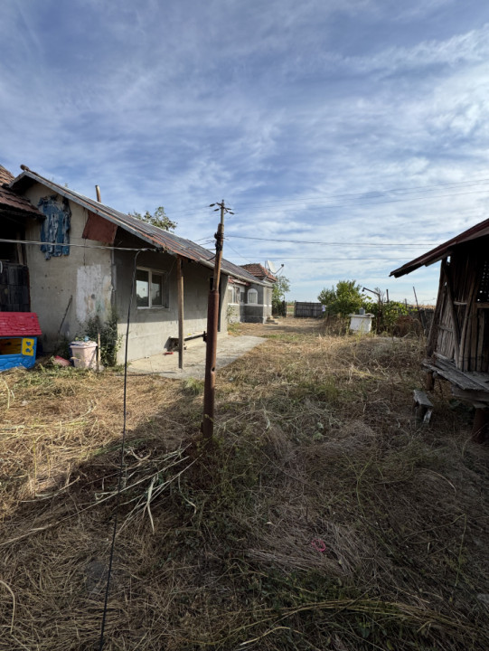 Casa din caramida cu teren 4185 mp in Comuna Manesti