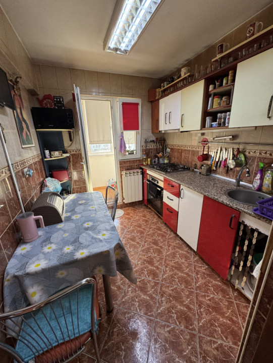 Apartament 3 camere, cf 1, dec –etaj 10/10, bloc cu lift nou, Bariera Bucov- Afi
