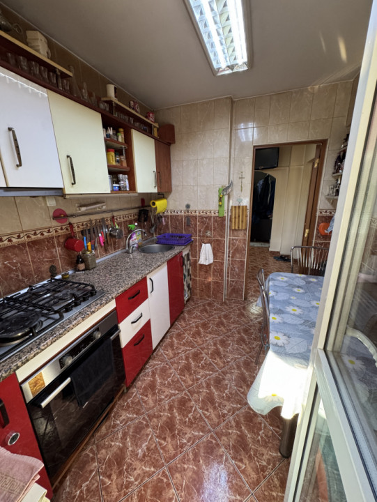 Apartament 3 camere, cf 1, dec –etaj 10/10, bloc cu lift nou, Bariera Bucov- Afi